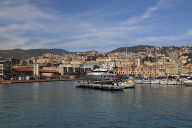 Genoa, İtalya - 6 Nisan 2018: Port Cenova (Genova), İtalya. Tarihi kent merkezine doğru denizden güneşli bir günde görüntüleyin. Liman, iskele, yatlar. İlgi noktası. Ligurya Rivierası'nın merkezi.