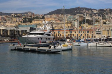 Genoa, İtalya - 6 Nisan 2018: Port Cenova (Genova), İtalya. Tarihi kent merkezine doğru denizden güneşli bir günde görüntüleyin. Liman, iskele, yatlar. İlgi noktası. Ligurya Rivierası'nın merkezi.