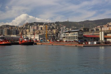 Genoa, İtalya - 6 Nisan 2018: Port Cenova (Genova), İtalya. Tarihi kent merkezine doğru denizden güneşli bir günde görüntüleyin. Liman, iskele, yatlar. İlgi noktası. Ligurya Rivierası'nın merkezi.