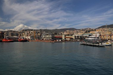 Genoa, İtalya - 6 Nisan 2018: Port Cenova (Genova), İtalya. Tarihi kent merkezine doğru denizden güneşli bir günde görüntüleyin. Liman, iskele, yatlar. İlgi noktası. Ligurya Rivierası'nın merkezi.