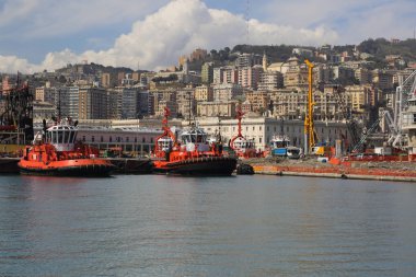 Genoa, İtalya - 6 Nisan 2018: Port Cenova (Genova), İtalya. Tarihi kent merkezine doğru denizden güneşli bir günde görüntüleyin. Liman, iskele, yatlar. İlgi noktası. Ligurya Rivierası'nın merkezi.