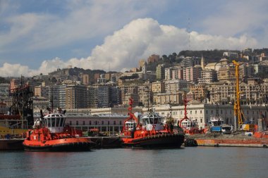 Genoa, İtalya - 6 Nisan 2018: Port Cenova (Genova), İtalya. Tarihi kent merkezine doğru denizden güneşli bir günde görüntüleyin. Liman, iskele, yatlar. İlgi noktası. Ligurya Rivierası'nın merkezi.