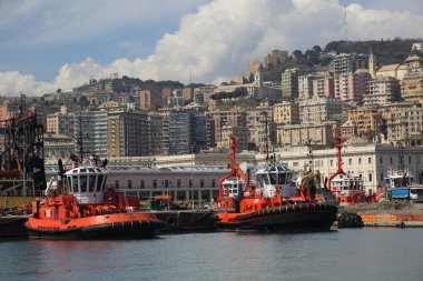 Genoa, İtalya - 6 Nisan 2018: Port Cenova (Genova), İtalya. Tarihi kent merkezine doğru denizden güneşli bir günde görüntüleyin. Liman, iskele, yatlar. İlgi noktası. Ligurya Rivierası'nın merkezi.
