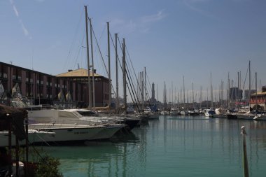 Genoa, İtalya - 6 Nisan 2018: Port Cenova (Genova), İtalya. Tarihi kent merkezine doğru denizden güneşli bir günde görüntüleyin. Liman, iskele, yatlar. İlgi noktası. Ligurya Rivierası'nın merkezi.
