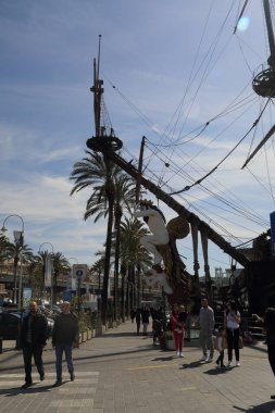 Genoa, İtalya - 6 Nisan 2018: Port Cenova (Genova), İtalya. Tarihi kent merkezine doğru denizden güneşli bir günde görüntüleyin. Liman, iskele, yatlar. İlgi noktası. Ligurya Rivierası'nın merkezi.