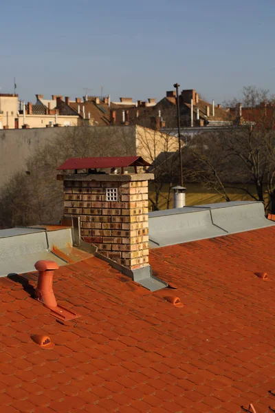 ハンガリー デブレツェンの赤い屋根の美しい煙突 — ストック写真