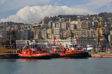 Genoa, İtalya - 6 Nisan 2018: Port Cenova (Genova), İtalya. Tarihi kent merkezine doğru denizden güneşli bir günde görüntüleyin. Liman, iskele, yatlar. İlgi noktası. Ligurya Rivierası'nın merkezi.