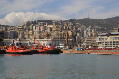 Genoa, İtalya - 6 Nisan 2018: Port Cenova (Genova), İtalya. Tarihi kent merkezine doğru denizden güneşli bir günde görüntüleyin. Liman, iskele, yatlar. İlgi noktası. Ligurya Rivierası'nın merkezi.