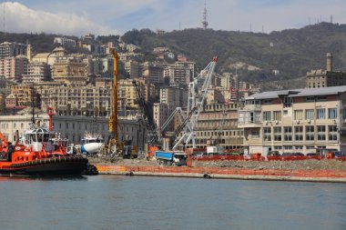 Genoa, İtalya - 6 Nisan 2018: Port Cenova (Genova), İtalya. Tarihi kent merkezine doğru denizden güneşli bir günde görüntüleyin. Liman, iskele, yatlar. İlgi noktası. Ligurya Rivierası'nın merkezi.