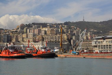 Genoa, İtalya - 6 Nisan 2018: Port Cenova (Genova), İtalya. Tarihi kent merkezine doğru denizden güneşli bir günde görüntüleyin. Liman, iskele, yatlar. İlgi noktası. Ligurya Rivierası'nın merkezi.