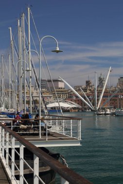 Genoa, İtalya - 6 Nisan 2018: Port Cenova (Genova), İtalya. Tarihi kent merkezine doğru denizden güneşli bir günde görüntüleyin. Liman, iskele, yatlar. İlgi noktası. Ligurya Rivierası'nın merkezi.