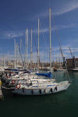 Genoa, İtalya - 6 Nisan 2018: Port Cenova (Genova), İtalya. Tarihi kent merkezine doğru denizden güneşli bir günde görüntüleyin. Liman, iskele, yatlar. İlgi noktası. Ligurya Rivierası'nın merkezi.