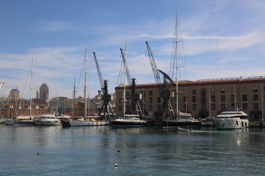 Genoa, İtalya - 6 Nisan 2018: Port Cenova (Genova), İtalya. Tarihi kent merkezine doğru denizden güneşli bir günde görüntüleyin. Liman, iskele, yatlar. İlgi noktası. Ligurya Rivierası'nın merkezi.