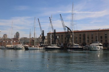 Genoa, İtalya - 6 Nisan 2018: Port Cenova (Genova), İtalya. Tarihi kent merkezine doğru denizden güneşli bir günde görüntüleyin. Liman, iskele, yatlar. İlgi noktası. Ligurya Rivierası'nın merkezi.
