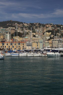 Genoa, İtalya - 6 Nisan 2018: Port Cenova (Genova), İtalya. Tarihi kent merkezine doğru denizden güneşli bir günde görüntüleyin. Liman, iskele, yatlar. İlgi noktası. Ligurya Rivierası'nın merkezi.