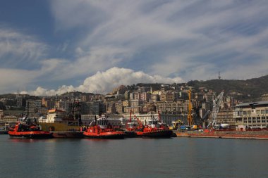 Genoa, İtalya - 6 Nisan 2018: Port Cenova (Genova), İtalya. Tarihi kent merkezine doğru denizden güneşli bir günde görüntüleyin. Liman, iskele, yatlar. İlgi noktası. Ligurya Rivierası'nın merkezi.