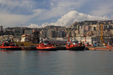 Genoa, İtalya - 6 Nisan 2018: Port Cenova (Genova), İtalya. Tarihi kent merkezine doğru denizden güneşli bir günde görüntüleyin. Liman, iskele, yatlar. İlgi noktası. Ligurya Rivierası'nın merkezi.