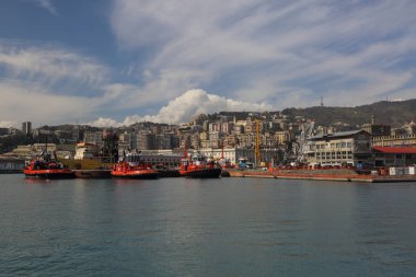 Genoa, İtalya - 6 Nisan 2018: Port Cenova (Genova), İtalya. Tarihi kent merkezine doğru denizden güneşli bir günde görüntüleyin. Liman, iskele, yatlar. İlgi noktası. Ligurya Rivierası'nın merkezi.