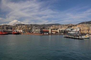 Genoa, İtalya - 6 Nisan 2018: Port Cenova (Genova), İtalya. Tarihi kent merkezine doğru denizden güneşli bir günde görüntüleyin. Liman, iskele, yatlar. İlgi noktası. Ligurya Rivierası'nın merkezi.