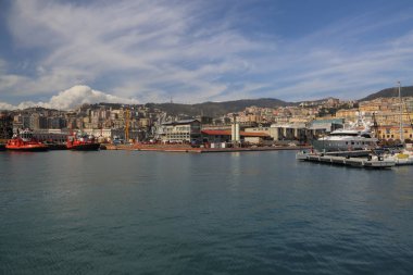 Genoa, İtalya - 6 Nisan 2018: Port Cenova (Genova), İtalya. Tarihi kent merkezine doğru denizden güneşli bir günde görüntüleyin. Liman, iskele, yatlar. İlgi noktası. Ligurya Rivierası'nın merkezi.