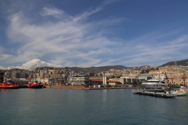 Genoa, İtalya - 6 Nisan 2018: Port Cenova (Genova), İtalya. Tarihi kent merkezine doğru denizden güneşli bir günde görüntüleyin. Liman, iskele, yatlar. İlgi noktası. Ligurya Rivierası'nın merkezi.