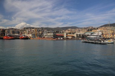 Genoa, İtalya - 6 Nisan 2018: Port Cenova (Genova), İtalya. Tarihi kent merkezine doğru denizden güneşli bir günde görüntüleyin. Liman, iskele, yatlar. İlgi noktası. Ligurya Rivierası'nın merkezi.