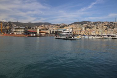 Genoa, İtalya - 6 Nisan 2018: Port Cenova (Genova), İtalya. Tarihi kent merkezine doğru denizden güneşli bir günde görüntüleyin. Liman, iskele, yatlar. İlgi noktası. Ligurya Rivierası'nın merkezi.