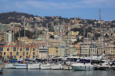 Genoa, İtalya - 6 Nisan 2018: Port Cenova (Genova), İtalya. Tarihi kent merkezine doğru denizden güneşli bir günde görüntüleyin. Liman, iskele, yatlar. İlgi noktası. Ligurya Rivierası'nın merkezi.