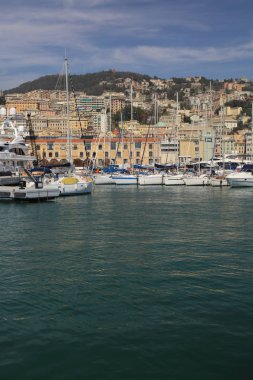 Genoa, İtalya - 6 Nisan 2018: Port Cenova (Genova), İtalya. Tarihi kent merkezine doğru denizden güneşli bir günde görüntüleyin. Liman, iskele, yatlar. İlgi noktası. Ligurya Rivierası'nın merkezi.