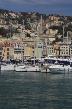 Genoa, İtalya - 6 Nisan 2018: Port Cenova (Genova), İtalya. Tarihi kent merkezine doğru denizden güneşli bir günde görüntüleyin. Liman, iskele, yatlar. İlgi noktası. Ligurya Rivierası'nın merkezi.