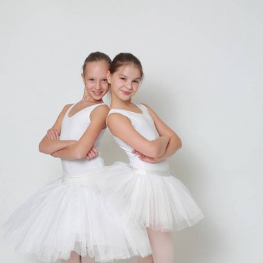 İki balerin stüdyo portresi