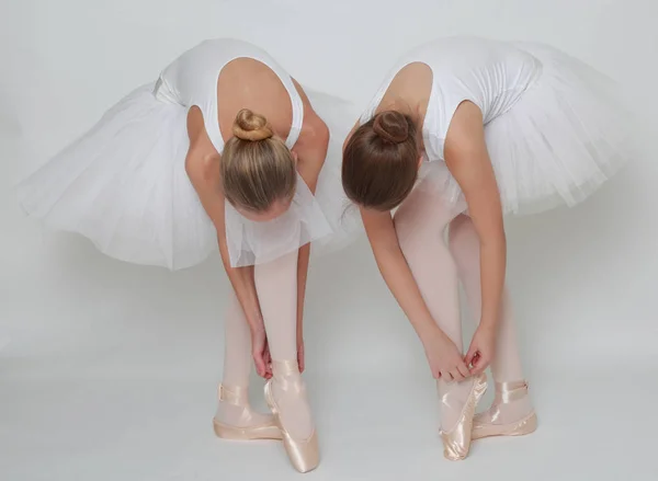 Studio Imagen Bailarinas Adolescentes Caucásicas Sobre Fondo Blanco — Foto de Stock