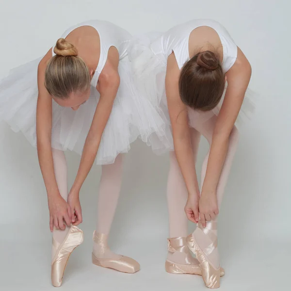 Bailarinas Adolescentes Sobre Fundo Branco — Fotografia de Stock