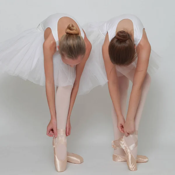 Bailarinas Adolescentes Sobre Fundo Branco — Fotografia de Stock