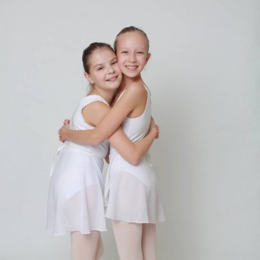 Beyaz arka plan üzerinde beyaz genç balerinler Studio resim