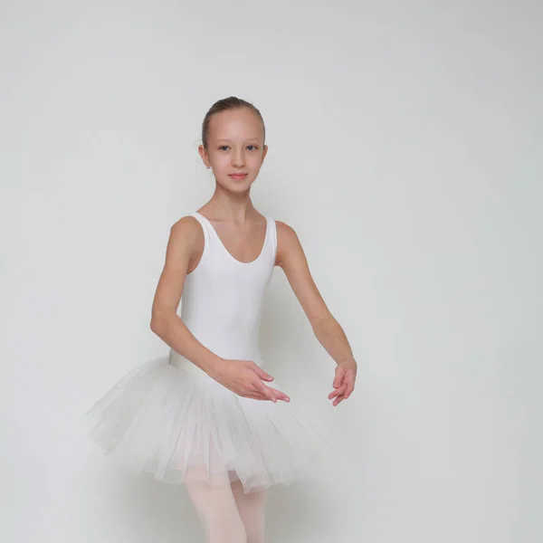 Bela Pequena Bailarina Estúdio — Fotografia de Stock