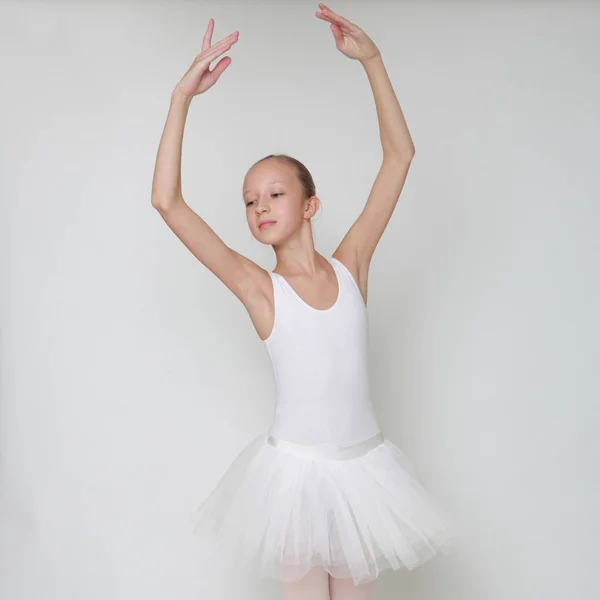 Bela Pequena Bailarina Estúdio — Fotografia de Stock