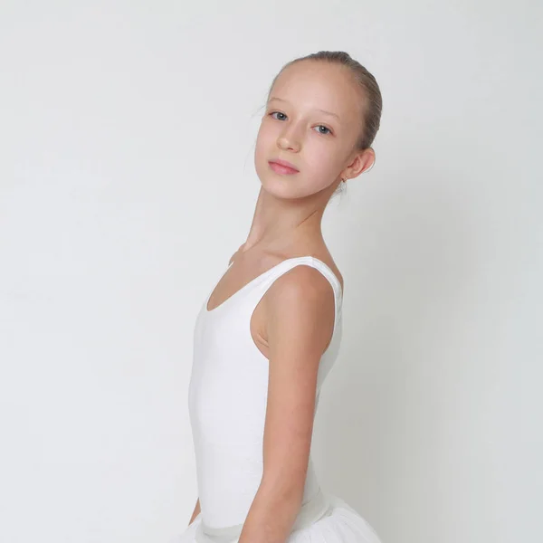 Kaunis Pieni Ballerina Studiossa — kuvapankkivalokuva