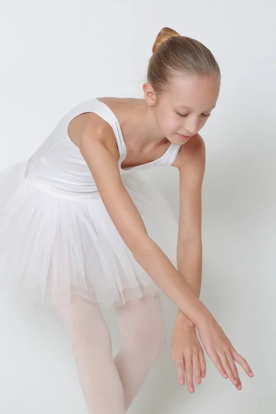 美丽的小芭蕾舞演员 在工作室 — 图库照片