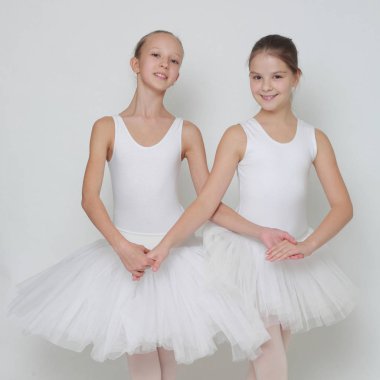 Beyaz arka plan üzerinde beyaz genç balerinler Studio resim