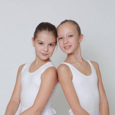 Beyaz arka plan üzerinde beyaz genç balerinler Studio resim