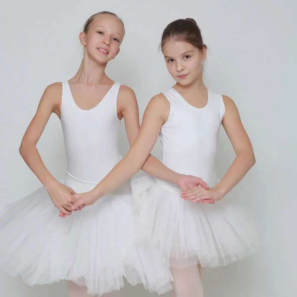 Stúdió Kép Kaukázusi Tini Ballerinas Felett Fehér Háttér — Stock Fotó