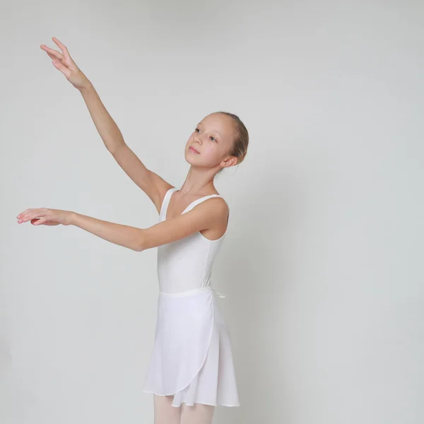 Bela Pequena Bailarina Estúdio — Fotografia de Stock