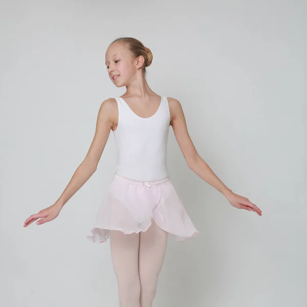 Красивая Маленькая Балерина Студии — стоковое фото