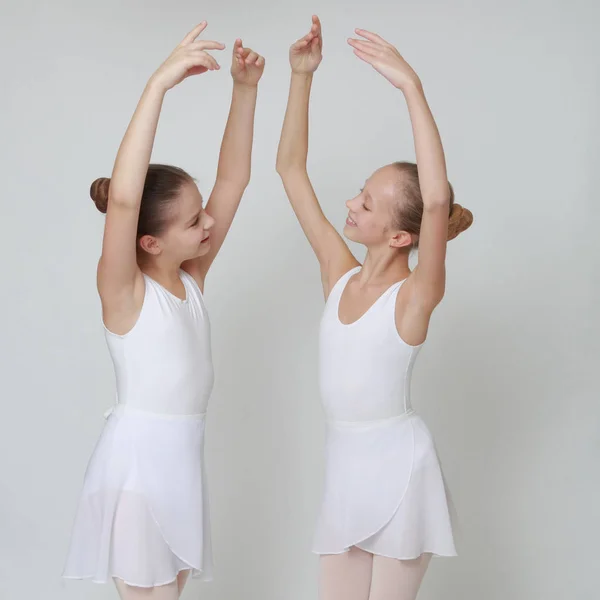 Stúdió Kép Kaukázusi Tini Ballerinas Felett Fehér Háttér — Stock Fotó