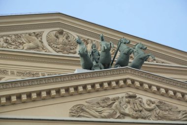 Moskova, Rusya - 30 Nisan 2018: Quadriga Moskova'da Bolşoy Tiyatrosu portik üzerinde Peter Clodt von Jurgensburg tarafından heykel bir savaş arabası taşıyan dört atların.