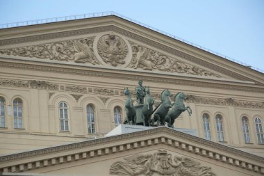 Moskova, Rusya - 30 Nisan 2018: Quadriga Moskova'da Bolşoy Tiyatrosu portik üzerinde Peter Clodt von Jurgensburg tarafından heykel bir savaş arabası taşıyan dört atların.