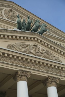 Moskova, Rusya - 30 Nisan 2018: Quadriga Moskova'da Bolşoy Tiyatrosu portik üzerinde Peter Clodt von Jurgensburg tarafından heykel bir savaş arabası taşıyan dört atların.