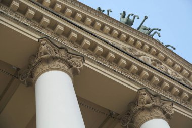 Moskova, Rusya - 30 Nisan 2018: Quadriga Moskova'da Bolşoy Tiyatrosu portik üzerinde Peter Clodt von Jurgensburg tarafından heykel bir savaş arabası taşıyan dört atların.