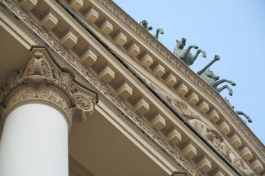 Moskova, Rusya - 30 Nisan 2018: Quadriga Moskova'da Bolşoy Tiyatrosu portik üzerinde Peter Clodt von Jurgensburg tarafından heykel bir savaş arabası taşıyan dört atların.